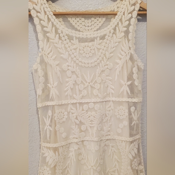 💚5/$25 Express Ivory Cream Baroque Stretch Lace Overlay Mini Dress Size XS - Picture 2 of 8